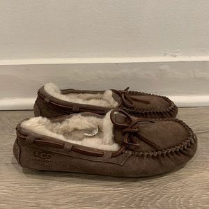 UGG Women’s Dakota Suade Chestnut Slippers Size 6